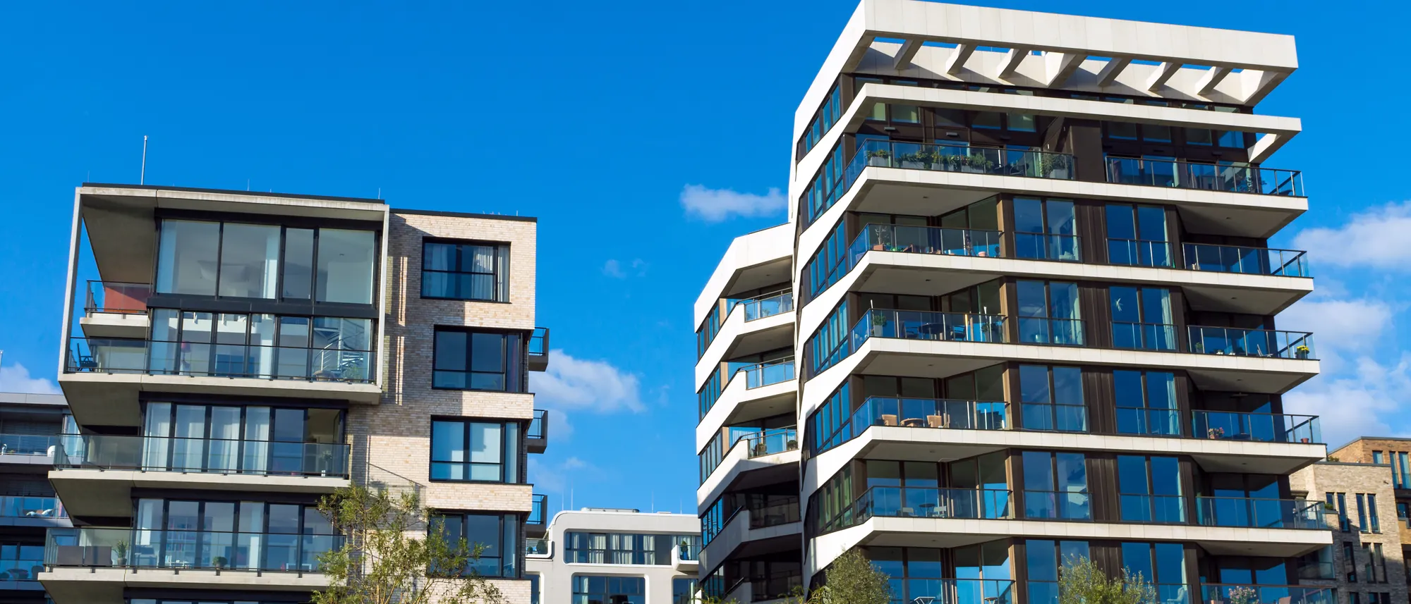 Edificios de departamentos contemporáneos en un entorno urbano residencial