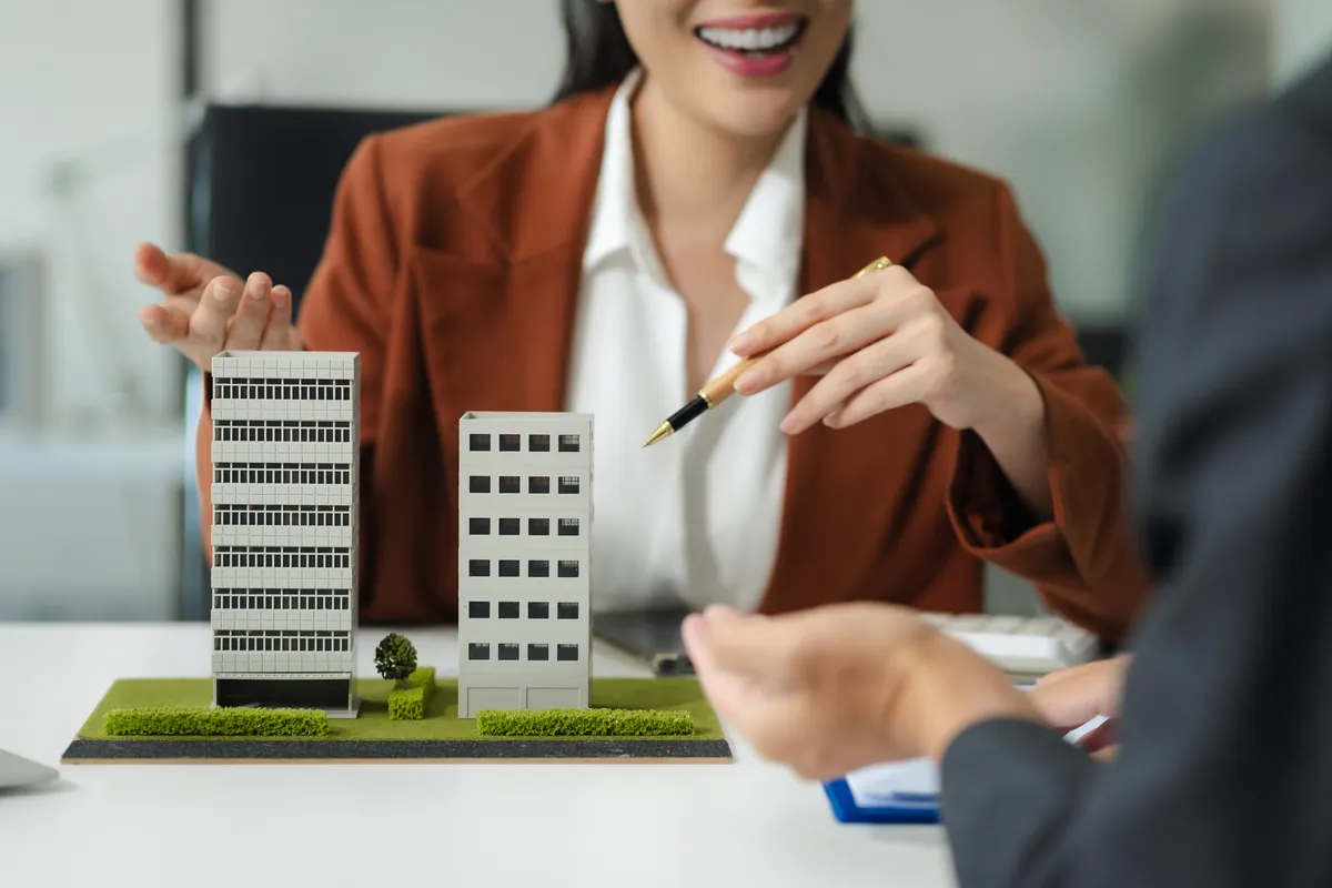 Presentación de la maqueta de un desarrollo a un cliente en sala de juntas